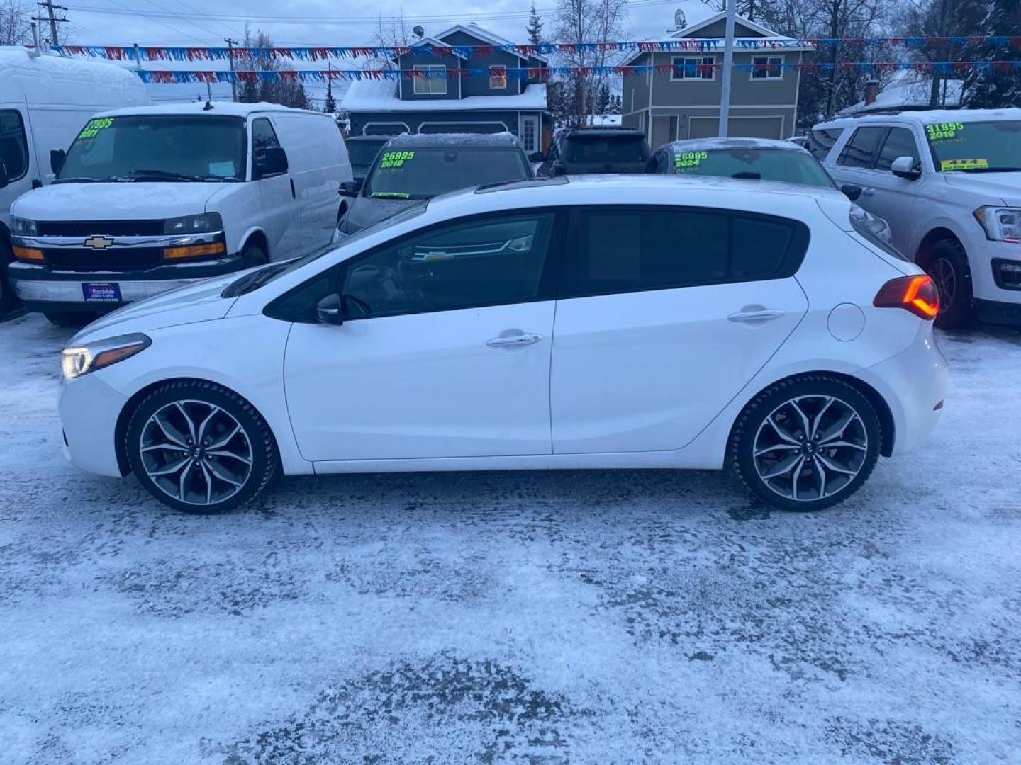 2018 WHITE KIA FORTE EX (3KPFN5A35JE) with an 1.6L engine, Automatic transmission, located at 929 East 8th Ave, Anchorage, AK, 99501, (907) 274-2277, 61.214783, -149.866074 - Photo#1