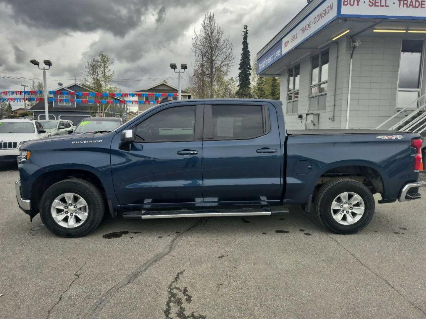 2021 BLUE CHEVROLET SILVERADO 1500 LT (3GCUYDED1MG) with an 5.3L engine, Automatic transmission, located at 929 East 8th Ave, Anchorage, AK, 99501, (907) 274-2277, 61.214783, -149.866074 - Photo#1