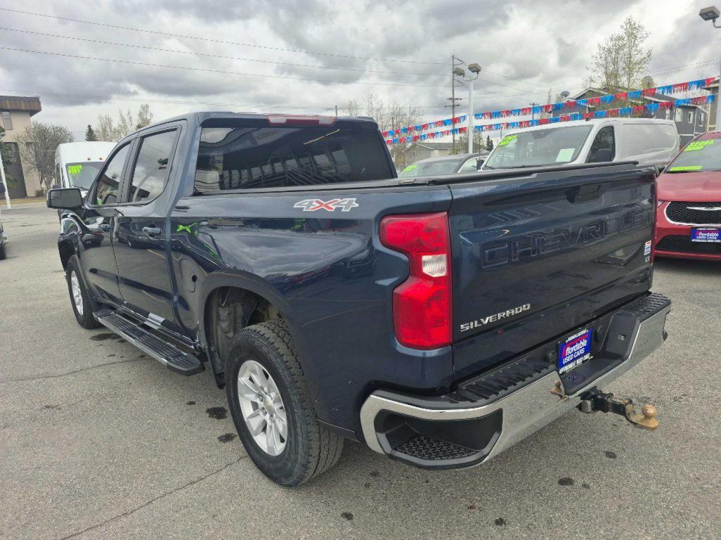 2021 BLUE CHEVROLET SILVERADO 1500 LT (3GCUYDED1MG) with an 5.3L engine, Automatic transmission, located at 929 East 8th Ave, Anchorage, AK, 99501, (907) 274-2277, 61.214783, -149.866074 - Photo#2