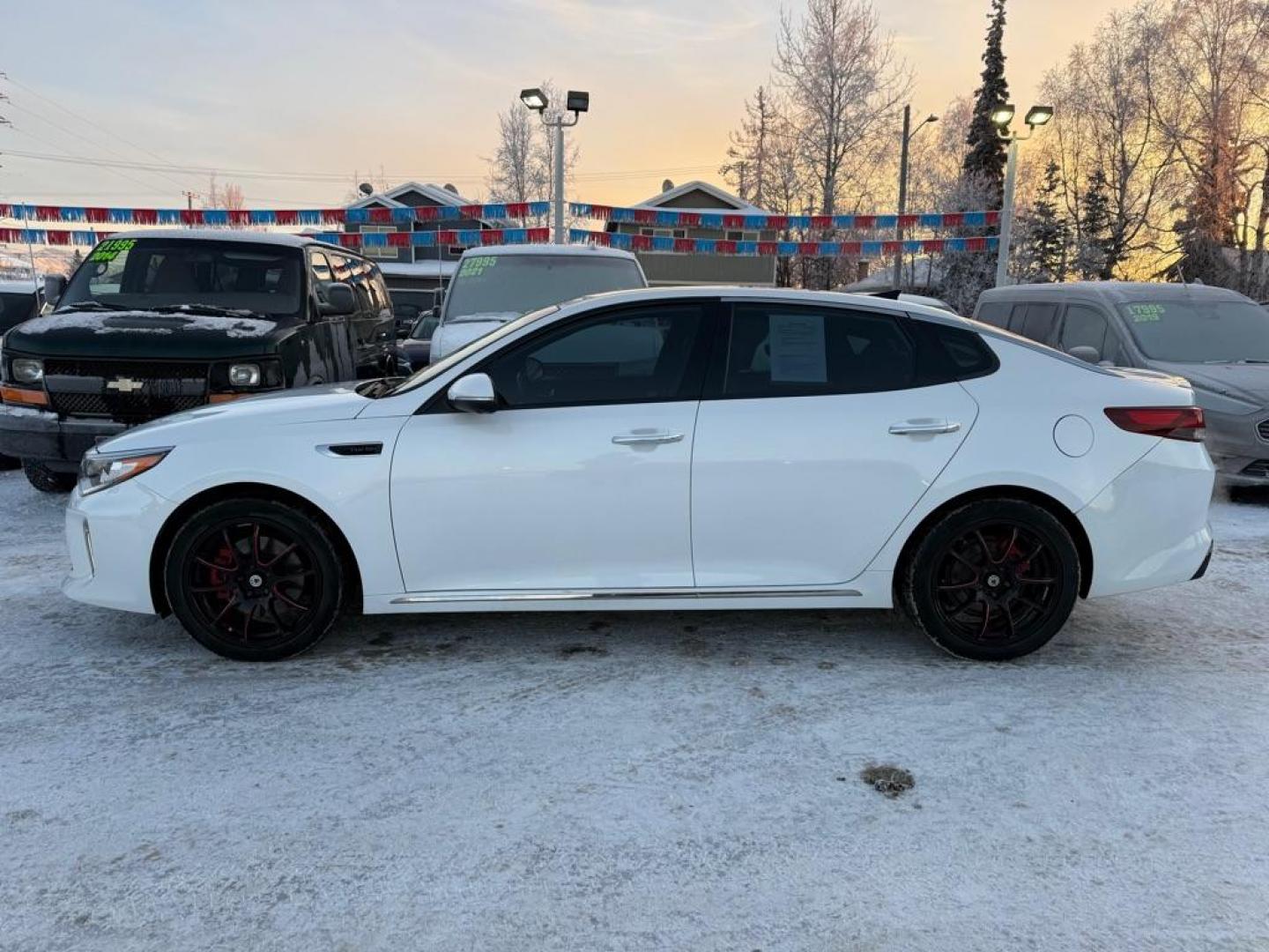 2018 WHITE KIA OPTIMA SXL (5XXGV4L27JG) with an 2.0L engine, Automatic transmission, located at 929 East 8th Ave, Anchorage, AK, 99501, (907) 274-2277, 61.214783, -149.866074 - Photo#1