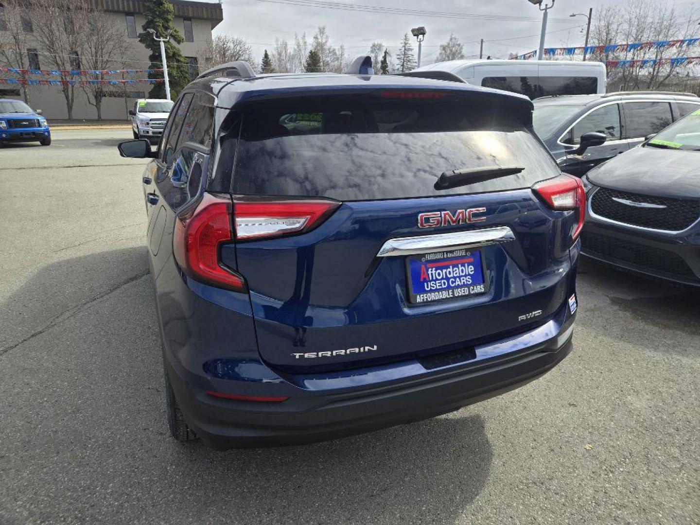 2022 BLUE GMC TERRAIN SLE (3GKALTEV2NL) with an 1.5L engine, Automatic transmission, located at 929 East 8th Ave, Anchorage, AK, 99501, (907) 274-2277, 61.214783, -149.866074 - Photo#2