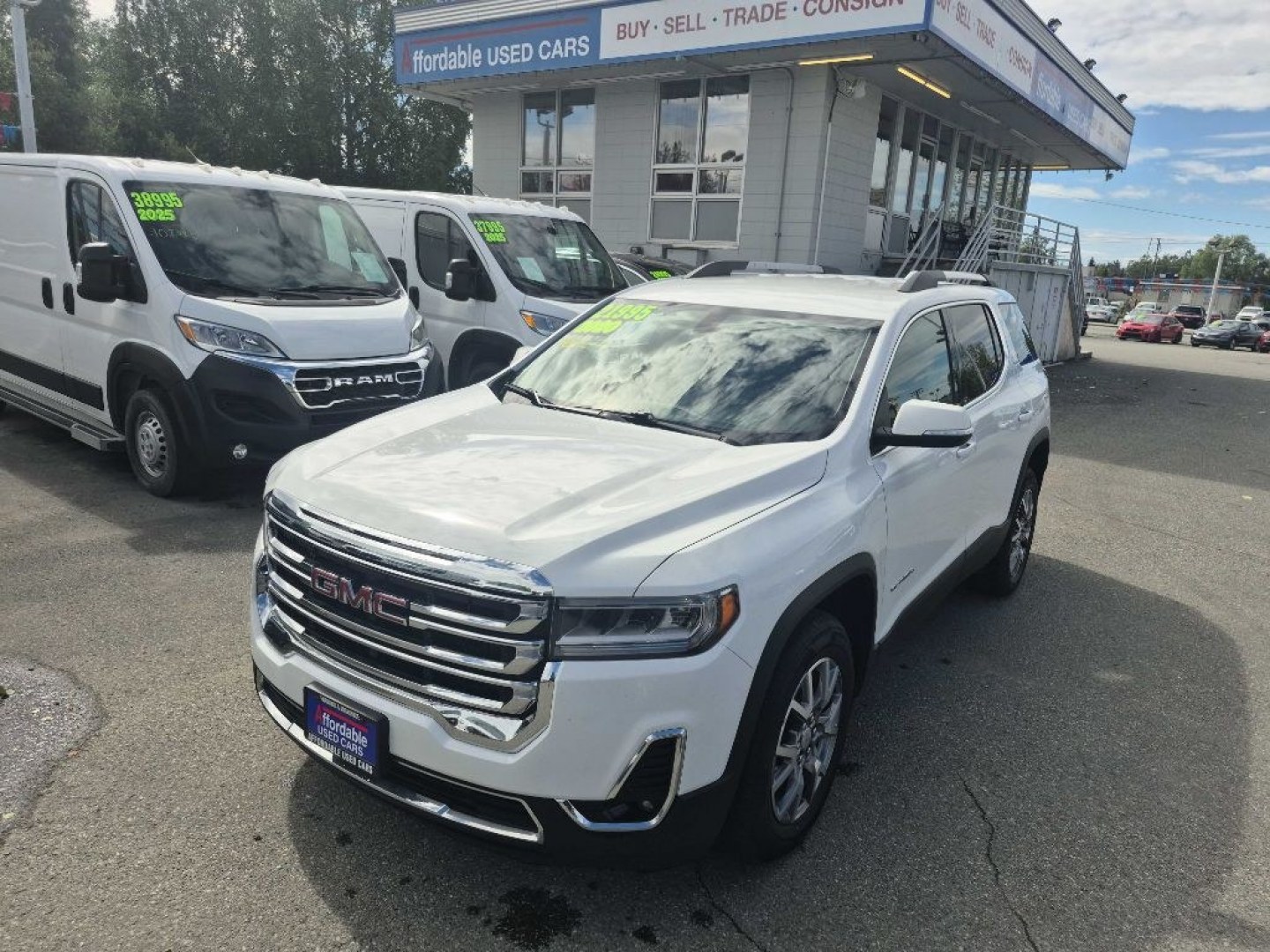 2020 WHITE GMC ACADIA SLT (1GKKNUL47LZ) with an 2.0L engine, Automatic transmission, located at 929 East 8th Ave, Anchorage, AK, 99501, (907) 274-2277, 61.214783, -149.866074- Photo#0
