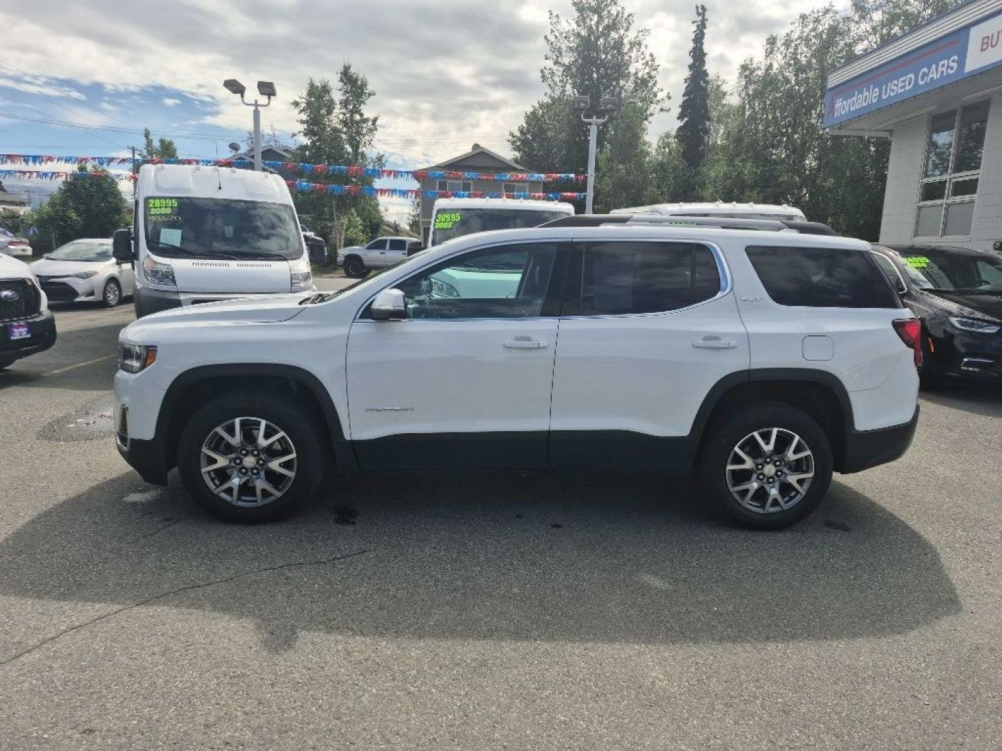 2020 WHITE GMC ACADIA SLT (1GKKNUL47LZ) with an 2.0L engine, Automatic transmission, located at 929 East 8th Ave, Anchorage, AK, 99501, (907) 274-2277, 61.214783, -149.866074- Photo#1