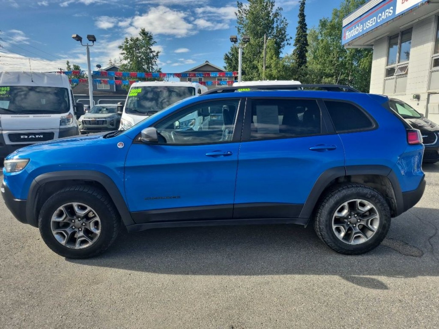 2019 BLUE JEEP CHEROKEE TRAILHAWK (1C4PJMBX5KD) with an 3.2L engine, Automatic transmission, located at 929 East 8th Ave, Anchorage, AK, 99501, (907) 274-2277, 61.214783, -149.866074- Photo#1