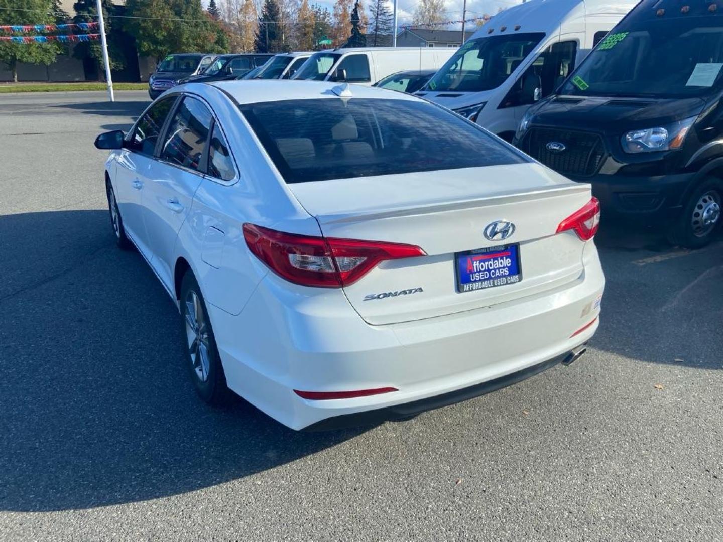 2016 WHITE HYUNDAI SONATA SE (5NPE24AFXGH) with an 2.4L engine, Automatic transmission, located at 929 East 8th Ave, Anchorage, AK, 99501, (907) 274-2277, 61.214783, -149.866074 - Photo#2