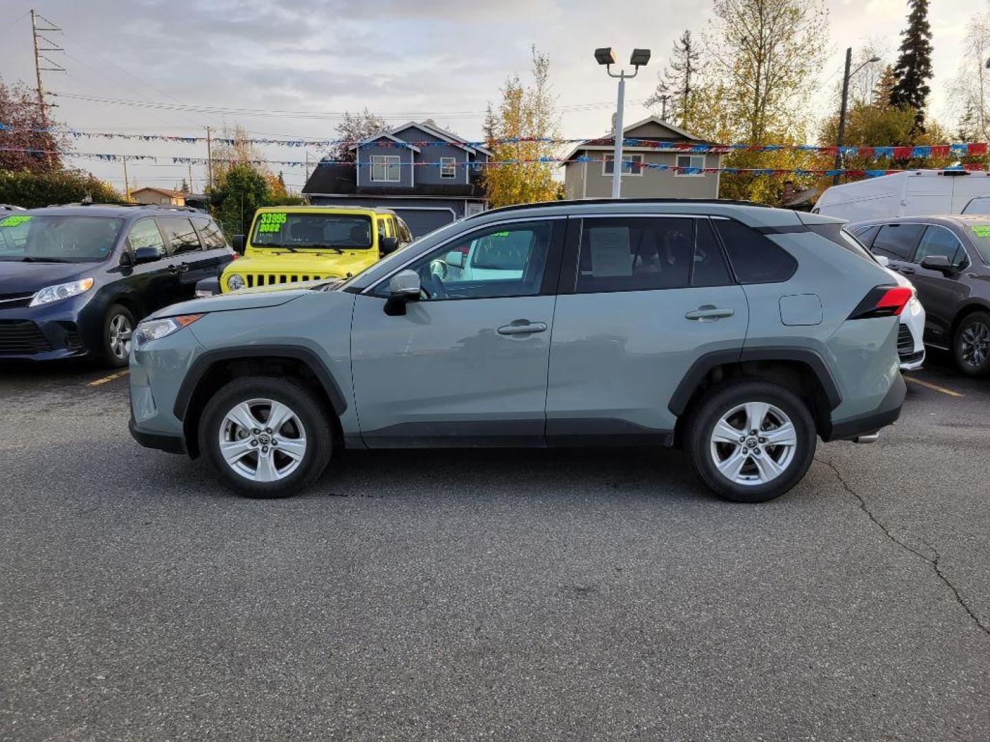 2021 GRAY TOYOTA RAV4 XLE XLE (2T3P1RFV9MW) with an 2.5L engine, Automatic transmission, located at 929 East 8th Ave, Anchorage, AK, 99501, (907) 274-2277, 61.214783, -149.866074 - Photo#1