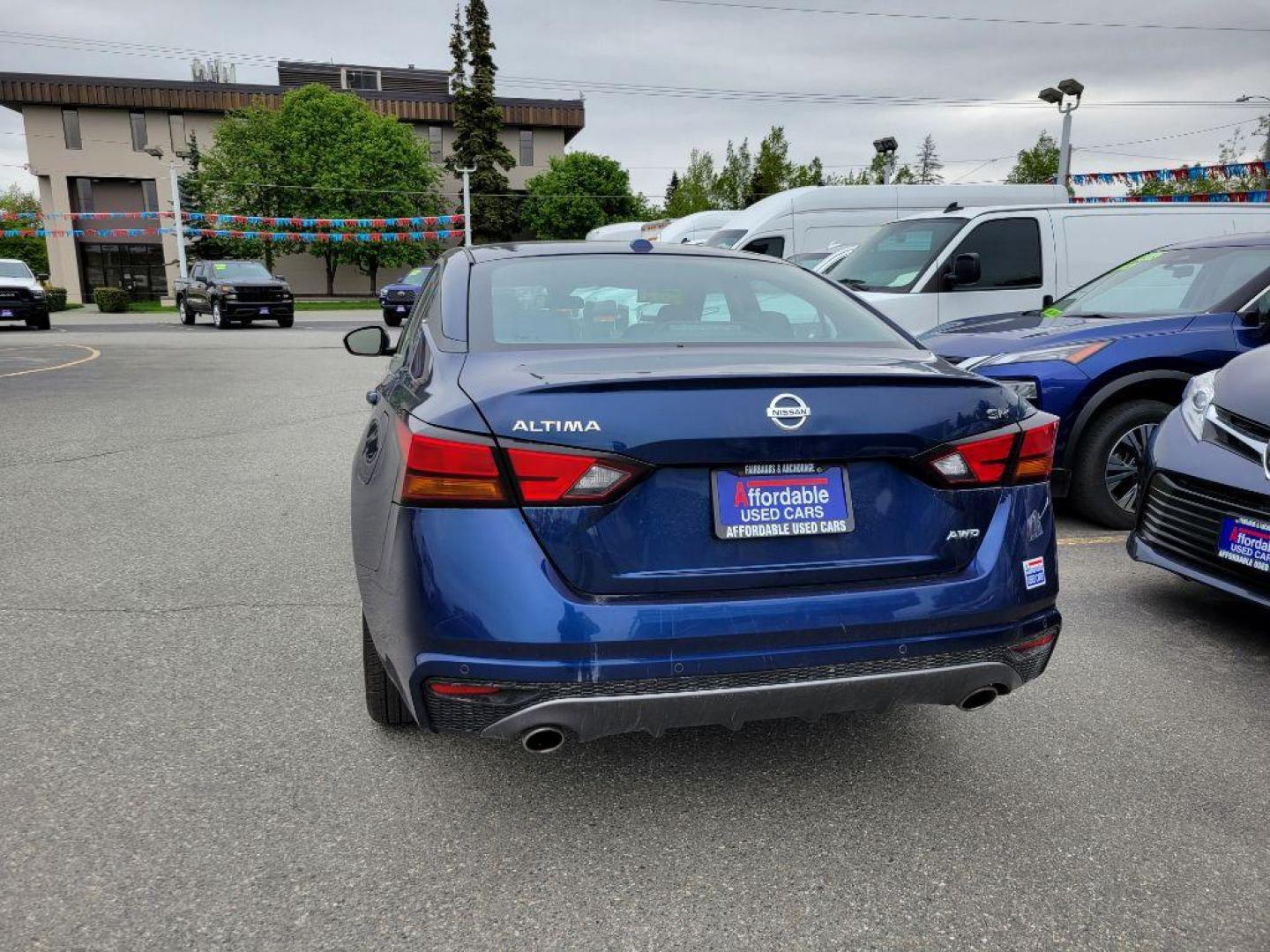 2021 BLUE NISSAN ALTIMA SR (1N4BL4CW7MN) with an 2.5L engine, Continuously Variable transmission, located at 929 East 8th Ave, Anchorage, AK, 99501, (907) 274-2277, 61.214783, -149.866074 - Photo#2