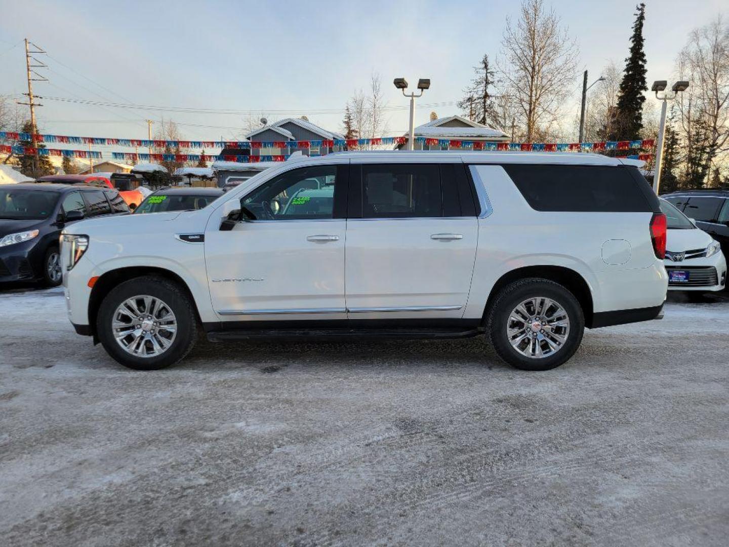 2022 WHITE GMC YUKON XL DENALI (1GKS2JKL7NR) with an 6.2L engine, Automatic transmission, located at 929 East 8th Ave, Anchorage, AK, 99501, (907) 274-2277, 61.214783, -149.866074 - Photo#1