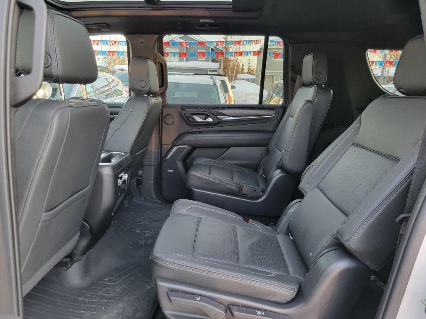 2022 WHITE GMC YUKON XL DENALI (1GKS2JKL7NR) with an 6.2L engine, Automatic transmission, located at 929 East 8th Ave, Anchorage, AK, 99501, (907) 274-2277, 61.214783, -149.866074 - Photo#3