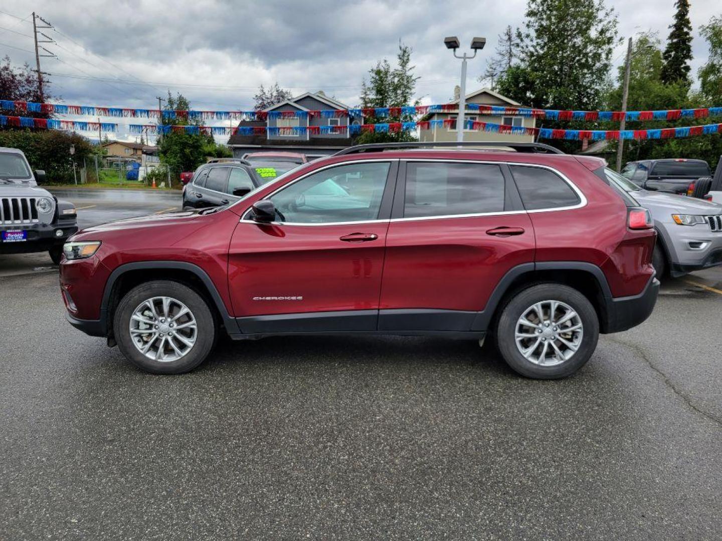 2022 RED JEEP CHEROKEE LATITUDE LUX (1C4PJMMX2ND) with an 3.2L engine, Automatic transmission, located at 929 East 8th Ave, Anchorage, AK, 99501, (907) 274-2277, 61.214783, -149.866074 - Photo#1