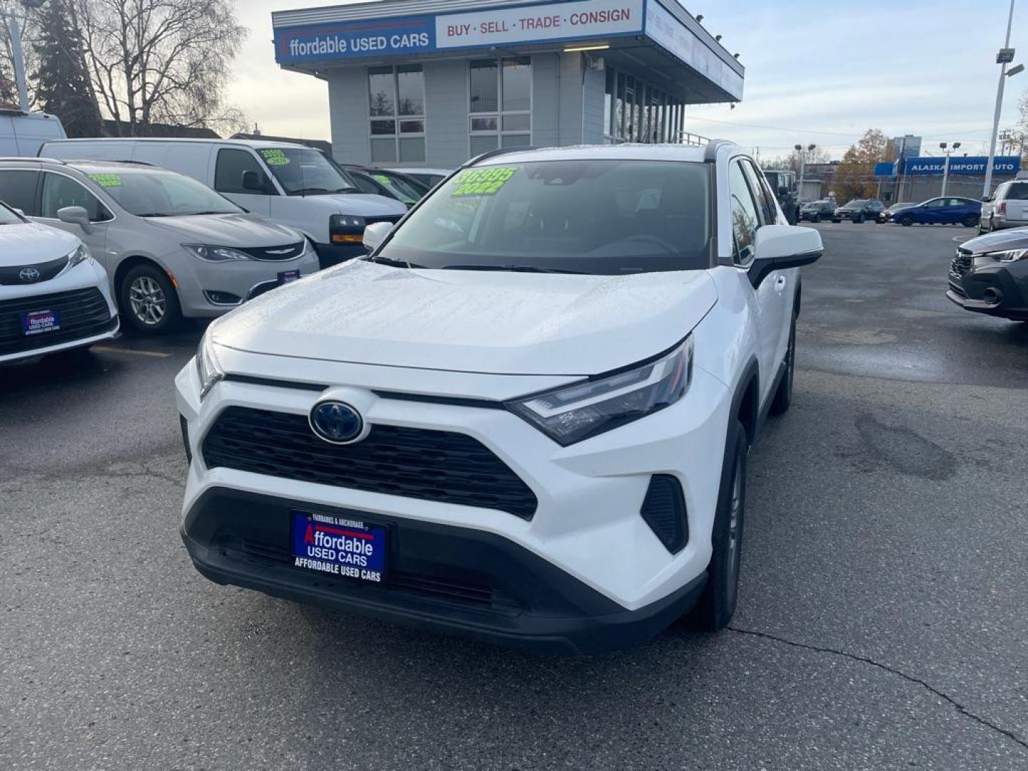 2022 WHITE TOYOTA RAV4 XLE HYBRID XLE (4T3RWRFV9NU) with an 2.5L engine, Automatic transmission, located at 929 East 8th Ave, Anchorage, AK, 99501, (907) 274-2277, 61.214783, -149.866074 - Photo#0