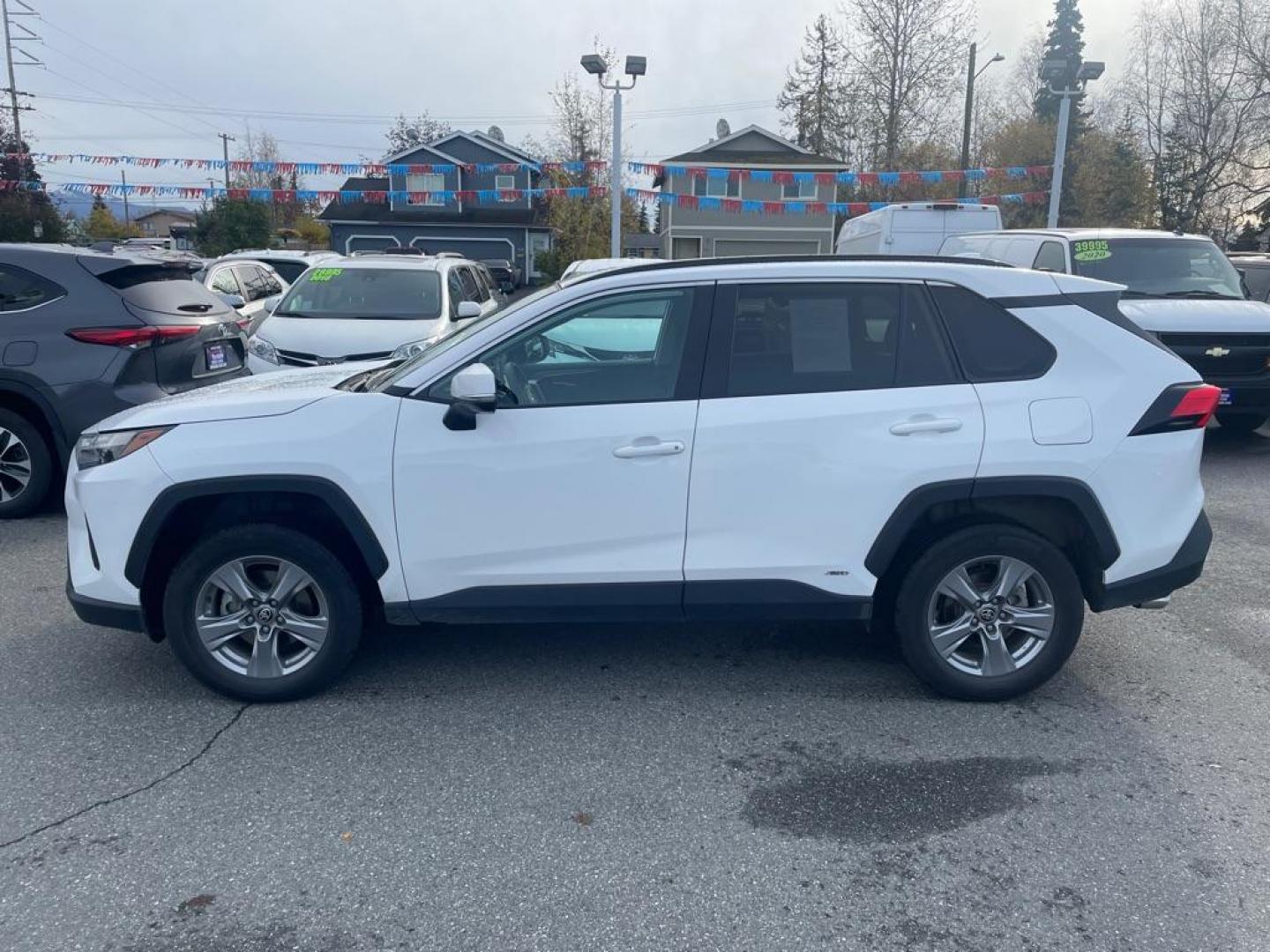 2022 WHITE TOYOTA RAV4 XLE HYBRID XLE (4T3RWRFV9NU) with an 2.5L engine, Automatic transmission, located at 929 East 8th Ave, Anchorage, AK, 99501, (907) 274-2277, 61.214783, -149.866074 - Photo#1