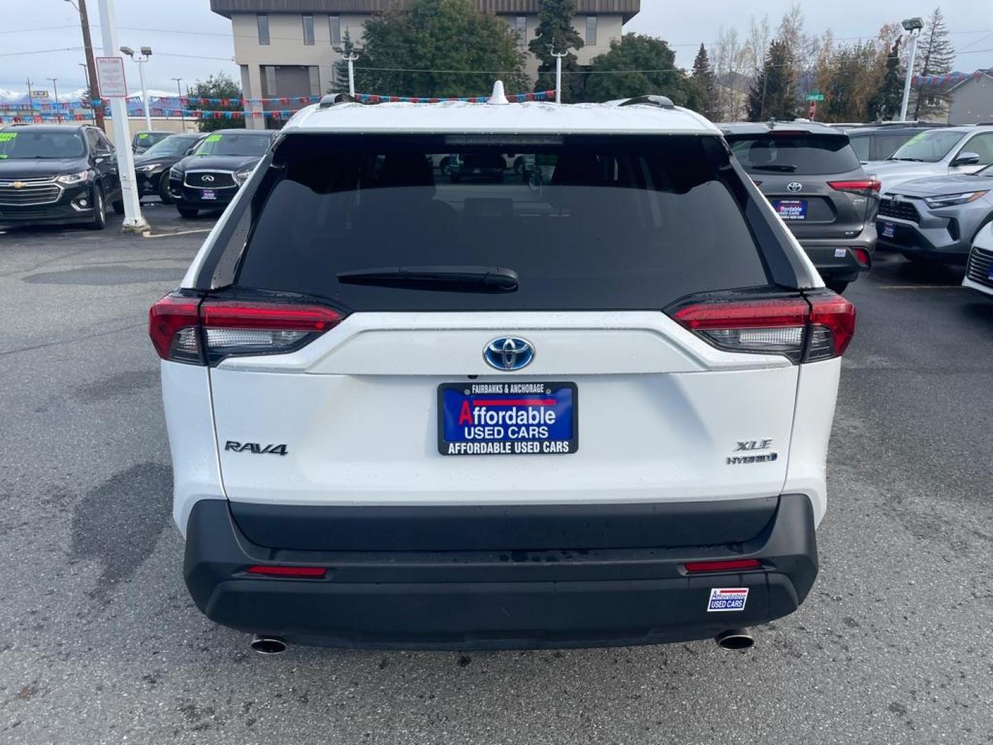 2022 WHITE TOYOTA RAV4 XLE HYBRID XLE (4T3RWRFV9NU) with an 2.5L engine, Automatic transmission, located at 929 East 8th Ave, Anchorage, AK, 99501, (907) 274-2277, 61.214783, -149.866074 - Photo#2