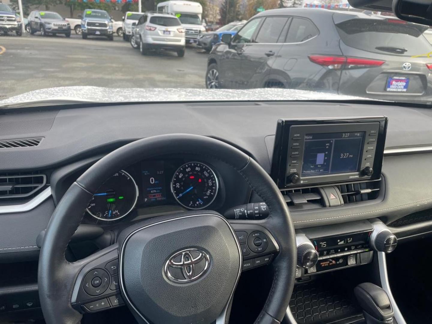 2022 WHITE TOYOTA RAV4 XLE HYBRID XLE (4T3RWRFV9NU) with an 2.5L engine, Automatic transmission, located at 929 East 8th Ave, Anchorage, AK, 99501, (907) 274-2277, 61.214783, -149.866074 - Photo#4