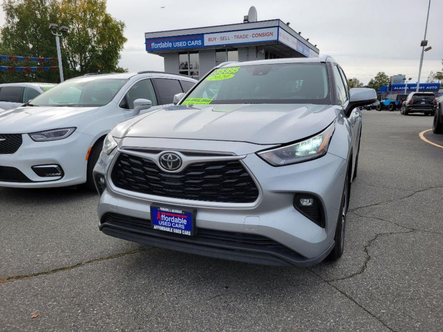 2020 SILVER TOYOTA HIGHLANDER XLE XLE (5TDGZRBH5LS) with an 3.5L engine, Automatic transmission, located at 929 East 8th Ave, Anchorage, AK, 99501, (907) 274-2277, 61.214783, -149.866074 - Photo#0