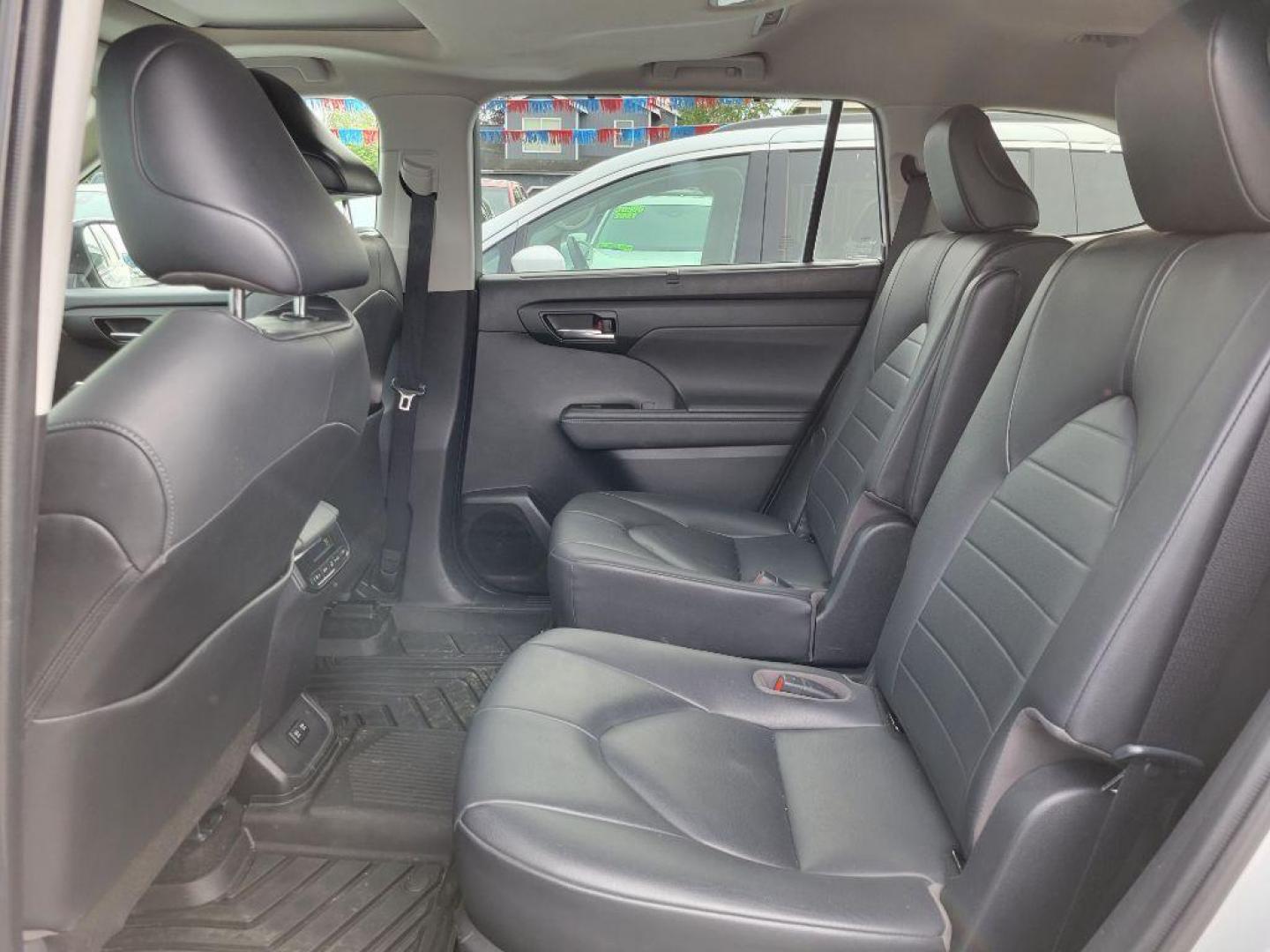 2020 SILVER TOYOTA HIGHLANDER XLE XLE (5TDGZRBH5LS) with an 3.5L engine, Automatic transmission, located at 929 East 8th Ave, Anchorage, AK, 99501, (907) 274-2277, 61.214783, -149.866074 - Photo#1