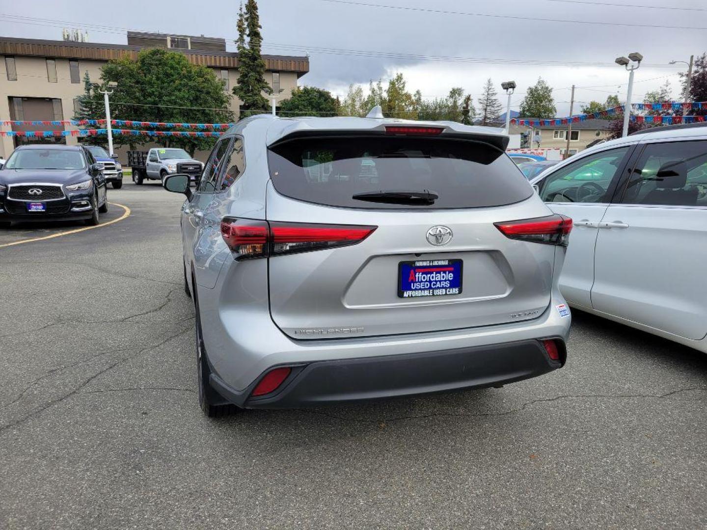 2020 SILVER TOYOTA HIGHLANDER XLE XLE (5TDGZRBH5LS) with an 3.5L engine, Automatic transmission, located at 929 East 8th Ave, Anchorage, AK, 99501, (907) 274-2277, 61.214783, -149.866074 - Photo#3