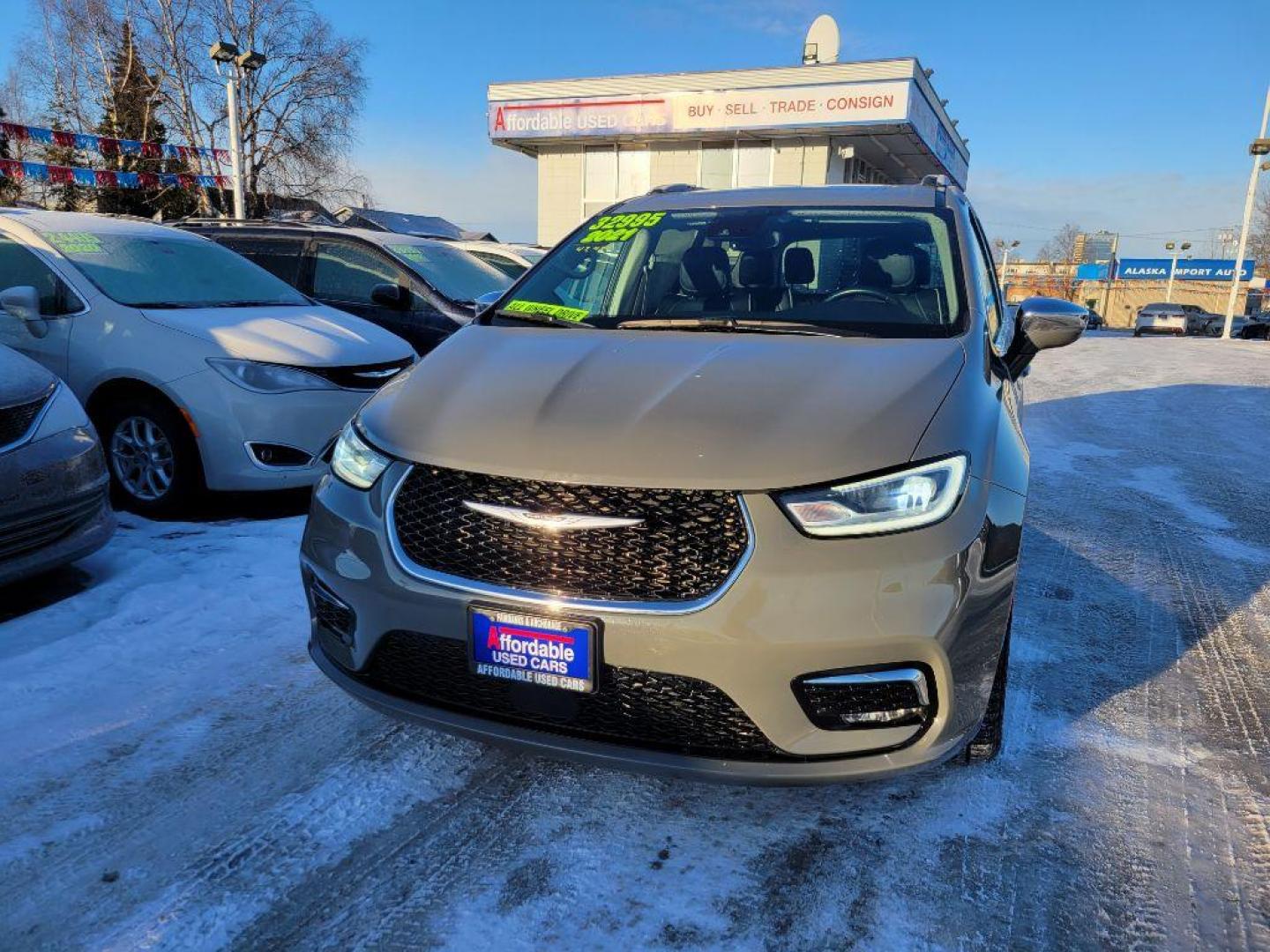 2021 GRAY CHRYSLER PACIFICA LIMITED (2C4RC3GG0MR) with an 3.6L engine, Automatic transmission, located at 929 East 8th Ave, Anchorage, AK, 99501, (907) 274-2277, 61.214783, -149.866074 - Photo#0