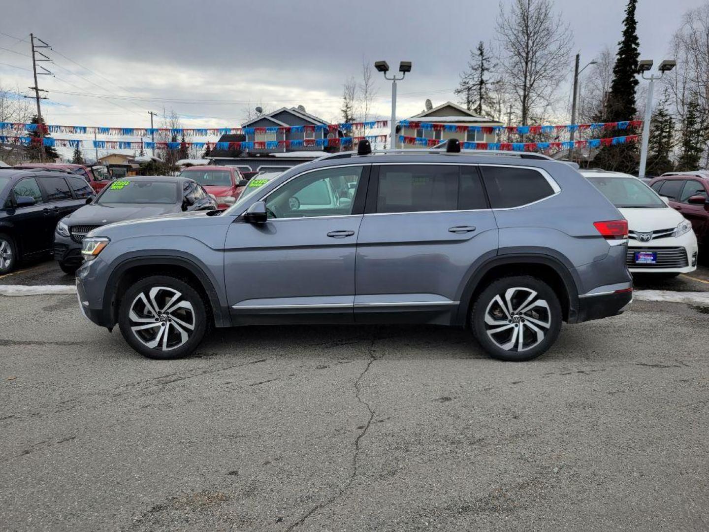 2021 GRAY VOLKSWAGEN ATLAS SEL PREMIUM (1V2TR2CA1MC) with an 3.6L engine, Automatic transmission, located at 929 East 8th Ave, Anchorage, AK, 99501, (907) 274-2277, 61.214783, -149.866074 - Photo#1