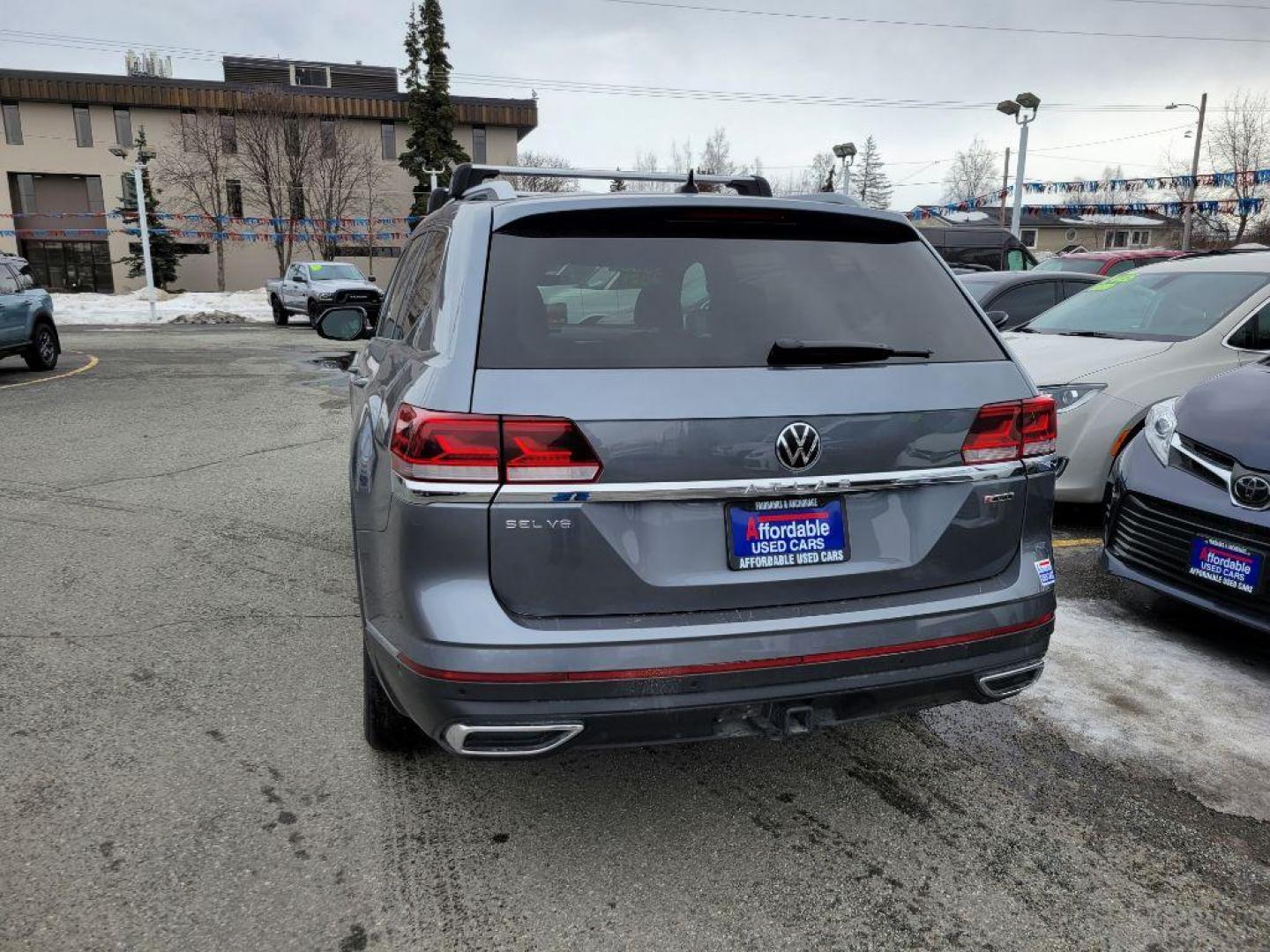 2021 GRAY VOLKSWAGEN ATLAS SEL PREMIUM (1V2TR2CA1MC) with an 3.6L engine, Automatic transmission, located at 929 East 8th Ave, Anchorage, AK, 99501, (907) 274-2277, 61.214783, -149.866074 - Photo#2