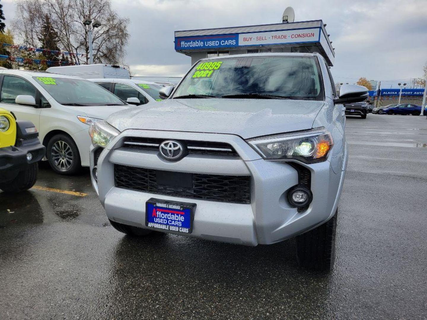 2021 SILVER TOYOTA 4RUNNER SR5 SR5/SR5 PREMIUM (JTENU5JR2M5) with an 4.0L engine, Automatic transmission, located at 929 East 8th Ave, Anchorage, AK, 99501, (907) 274-2277, 61.214783, -149.866074 - Photo#0