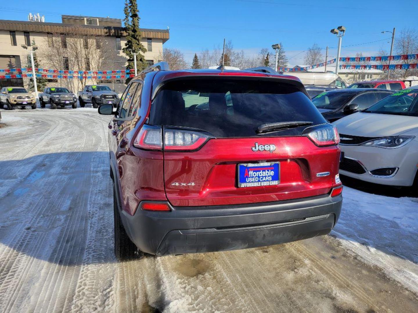 2020 MAROON JEEP CHEROKEE LATITUDE (1C4PJMCB0LD) with an 2.4L engine, Automatic transmission, located at 929 East 8th Ave, Anchorage, AK, 99501, (907) 274-2277, 61.214783, -149.866074 - Photo#2