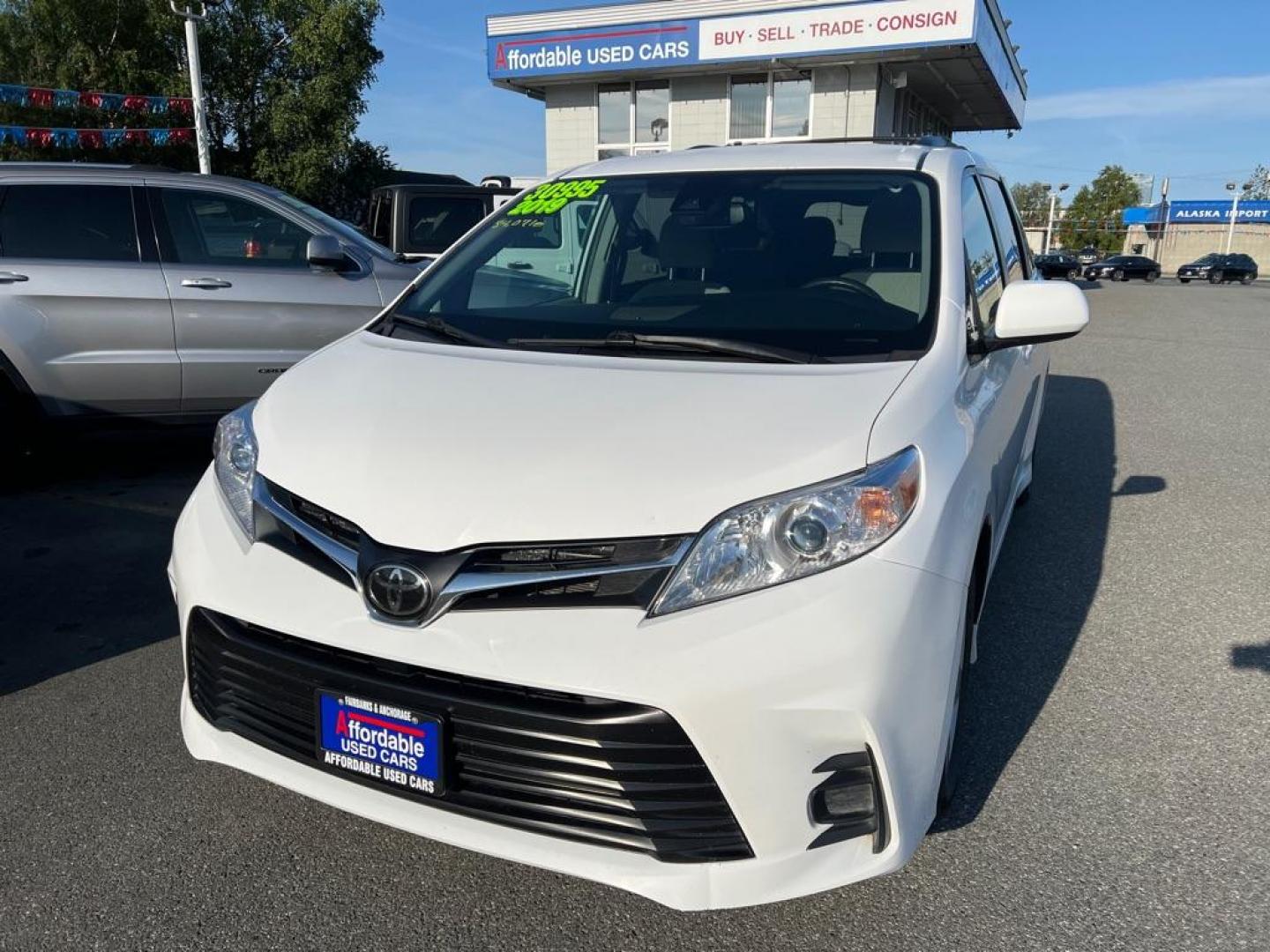 2019 WHITE TOYOTA SIENNA LE (5TDKZ3DC1KS) with an 3.5L engine, Automatic transmission, located at 929 East 8th Ave, Anchorage, AK, 99501, (907) 274-2277, 61.214783, -149.866074 - Photo#0