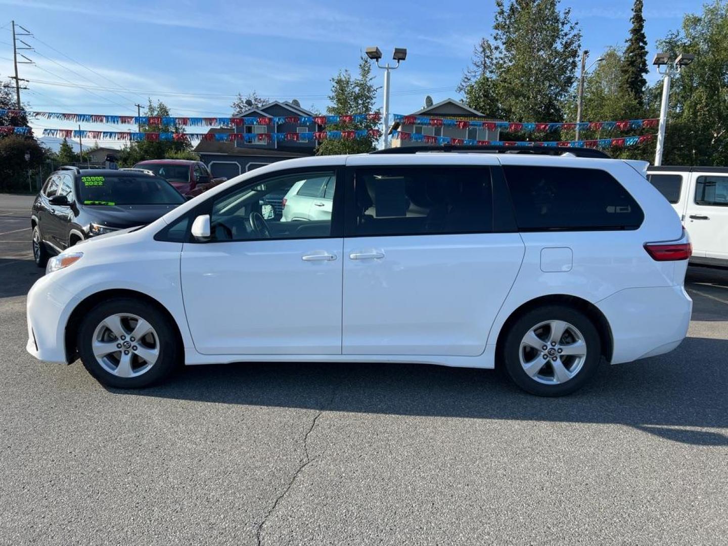 2019 WHITE TOYOTA SIENNA LE (5TDKZ3DC1KS) with an 3.5L engine, Automatic transmission, located at 929 East 8th Ave, Anchorage, AK, 99501, (907) 274-2277, 61.214783, -149.866074 - Photo#1