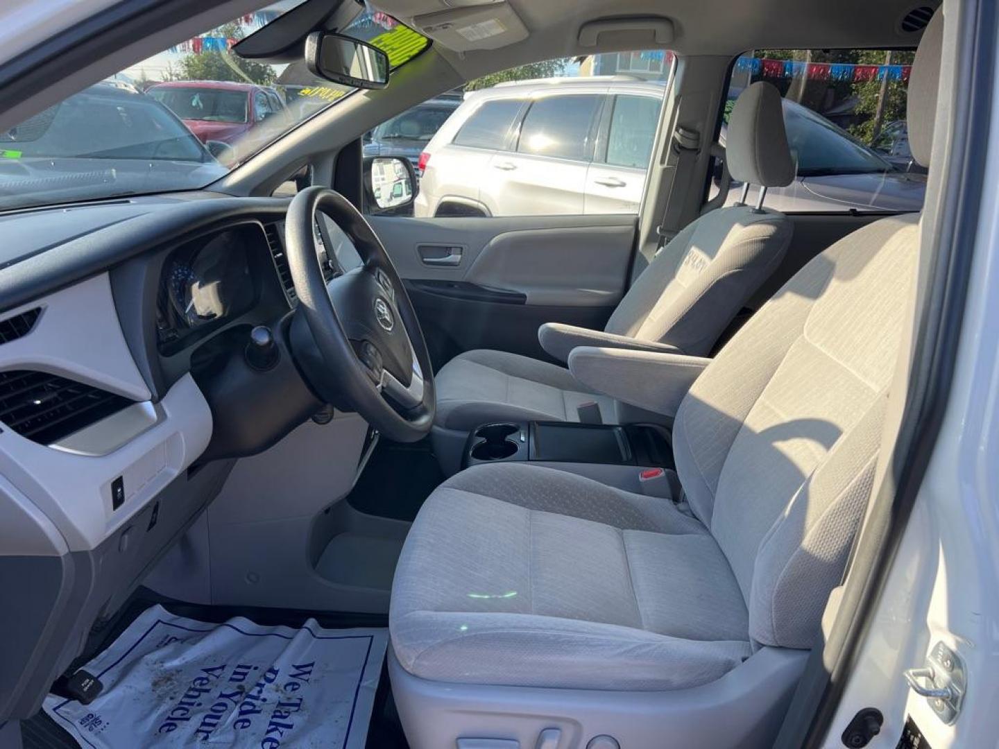 2019 WHITE TOYOTA SIENNA LE (5TDKZ3DC1KS) with an 3.5L engine, Automatic transmission, located at 929 East 8th Ave, Anchorage, AK, 99501, (907) 274-2277, 61.214783, -149.866074 - Photo#4