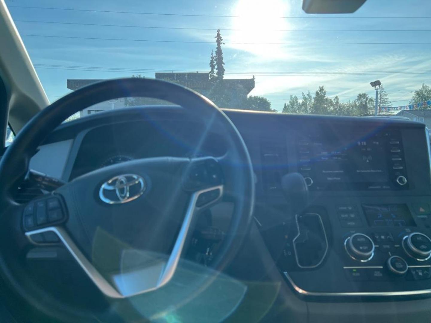 2019 WHITE TOYOTA SIENNA LE (5TDKZ3DC1KS) with an 3.5L engine, Automatic transmission, located at 929 East 8th Ave, Anchorage, AK, 99501, (907) 274-2277, 61.214783, -149.866074 - Photo#5