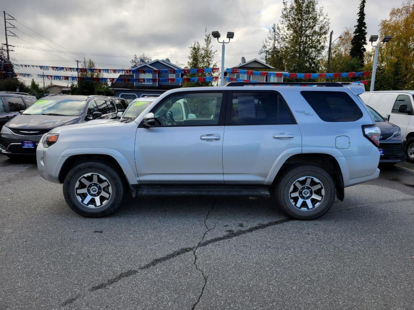 2020 SILVER TOYOTA 4RUNNER TRD SR5/SR5 PREMIUM (JTEBU5JR1L5) with an 4.0L engine, Automatic transmission, located at 929 East 8th Ave, Anchorage, AK, 99501, (907) 274-2277, 61.214783, -149.866074 - Photo#1