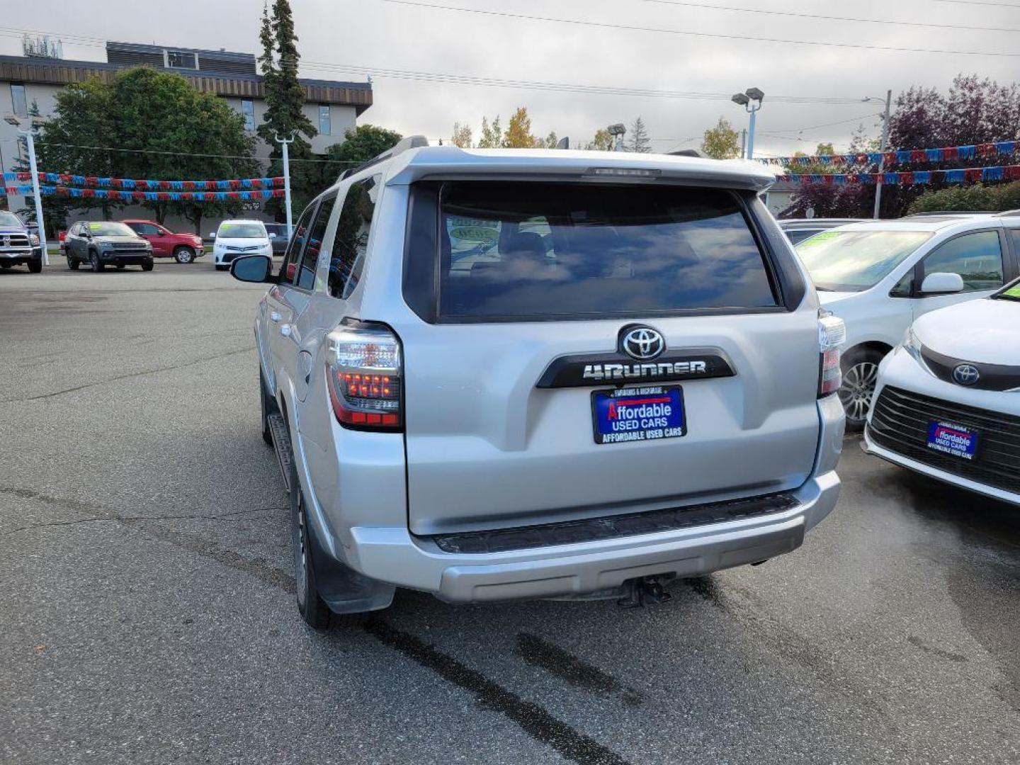 2020 SILVER TOYOTA 4RUNNER TRD SR5/SR5 PREMIUM (JTEBU5JR1L5) with an 4.0L engine, Automatic transmission, located at 929 East 8th Ave, Anchorage, AK, 99501, (907) 274-2277, 61.214783, -149.866074 - Photo#2