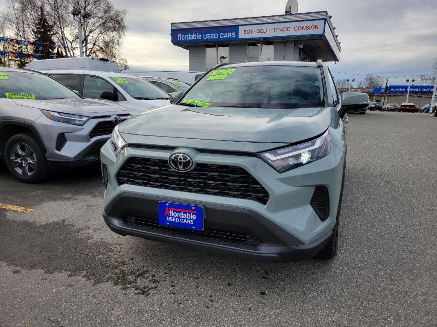 2022 GRAY TOYOTA RAV4 XLE XLE (2T3P1RFV8NW) with an 2.5L engine, Automatic transmission, located at 929 East 8th Ave, Anchorage, AK, 99501, (907) 274-2277, 61.214783, -149.866074 - Photo#0