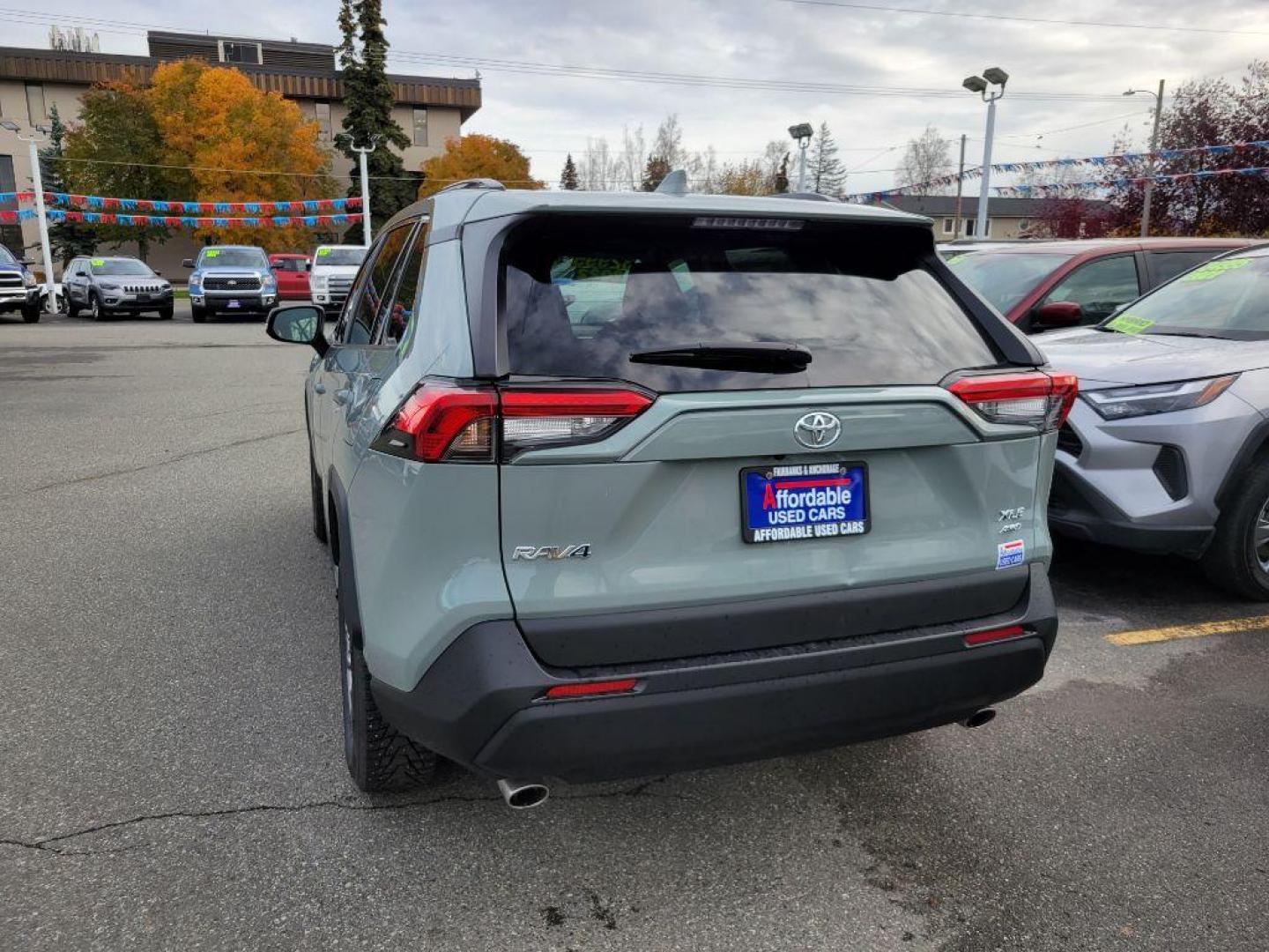 2022 GRAY TOYOTA RAV4 XLE XLE (2T3P1RFV8NW) with an 2.5L engine, Automatic transmission, located at 929 East 8th Ave, Anchorage, AK, 99501, (907) 274-2277, 61.214783, -149.866074 - Photo#2