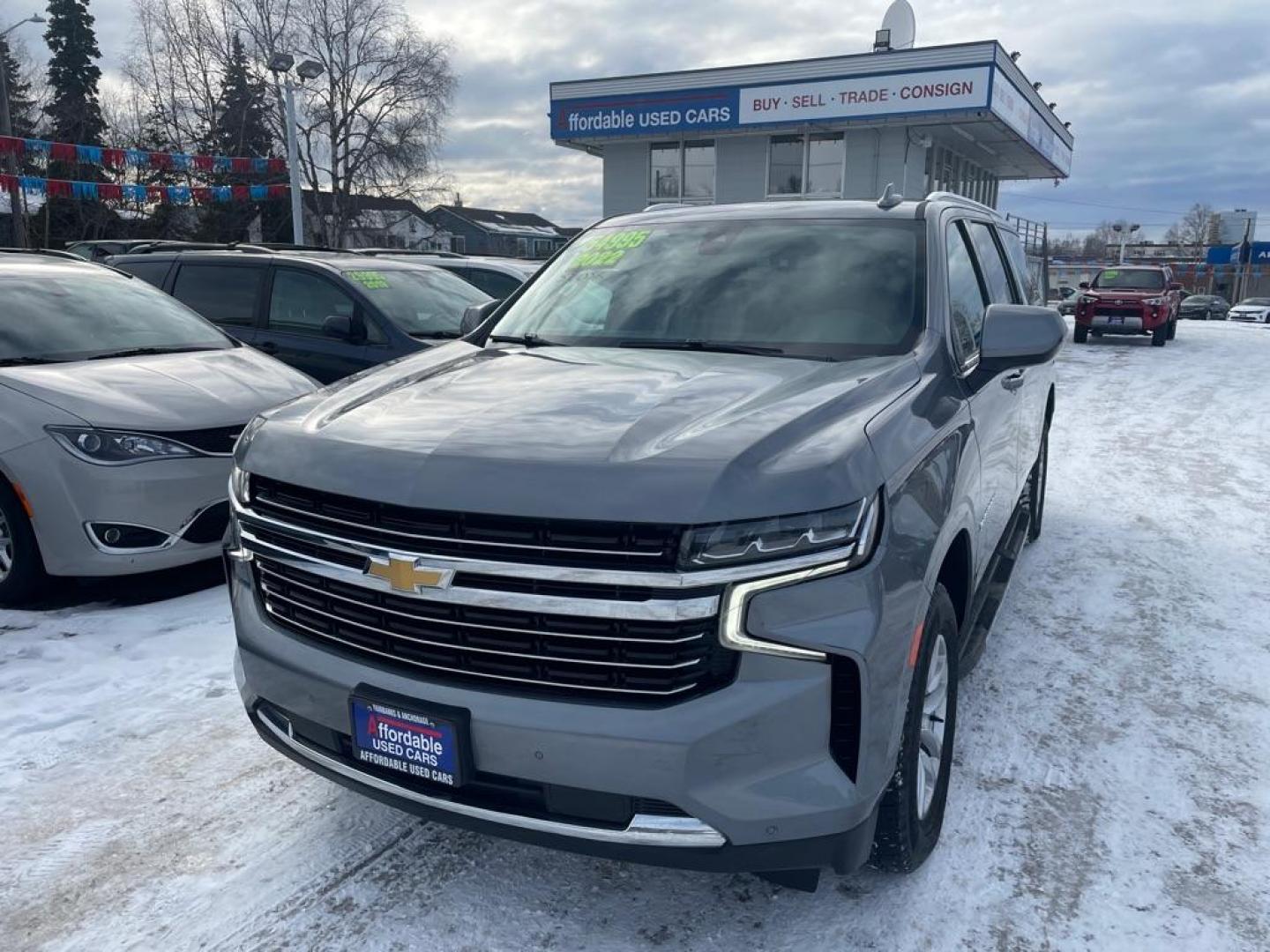 2022 SILVER CHEVROLET SUBURBAN 1500 LT (1GNSKCKD7NR) with an 5.3L engine, Automatic transmission, located at 929 East 8th Ave, Anchorage, AK, 99501, (907) 274-2277, 61.214783, -149.866074 - Photo#0