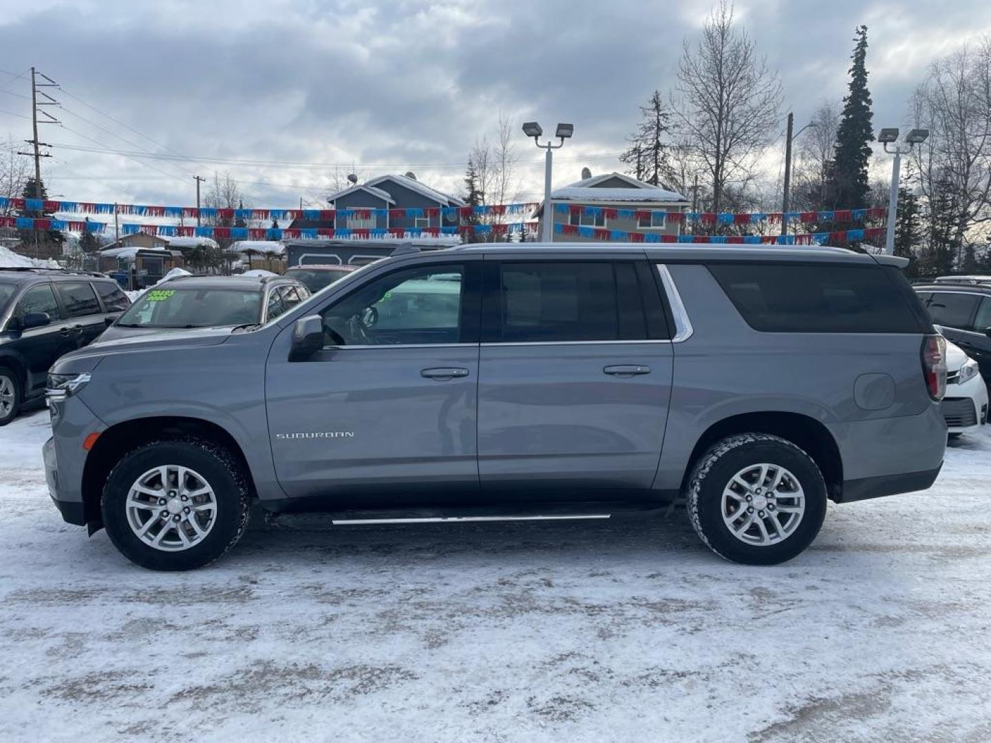 2022 SILVER CHEVROLET SUBURBAN 1500 LT (1GNSKCKD7NR) with an 5.3L engine, Automatic transmission, located at 929 East 8th Ave, Anchorage, AK, 99501, (907) 274-2277, 61.214783, -149.866074 - Photo#1