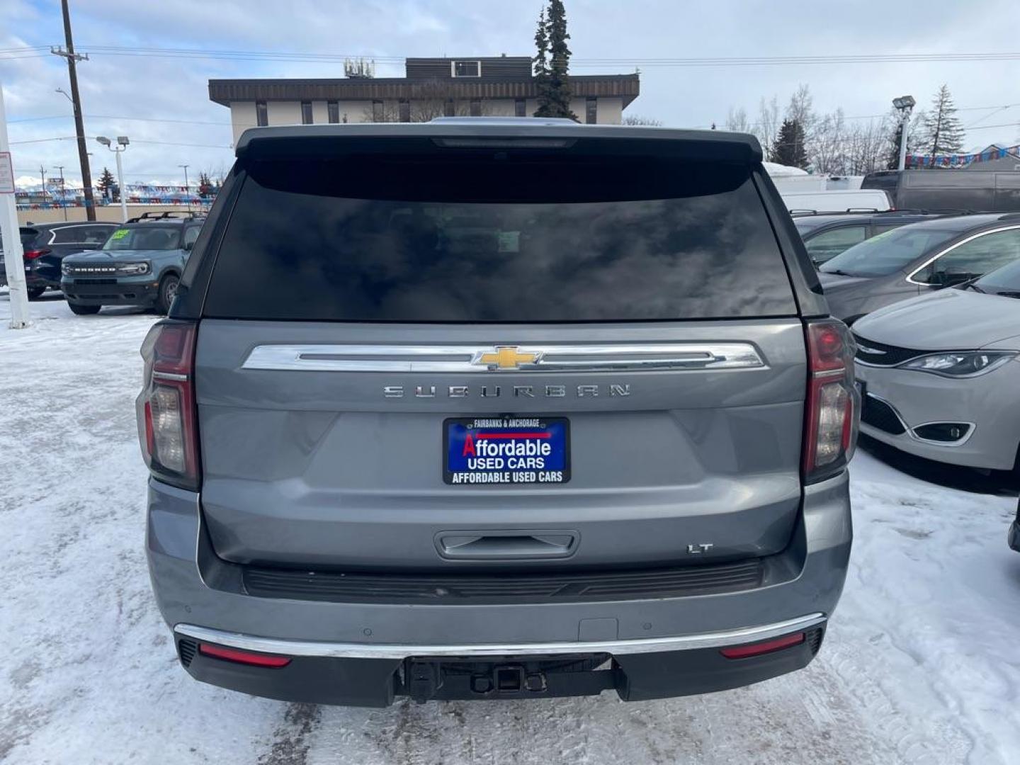 2022 SILVER CHEVROLET SUBURBAN 1500 LT (1GNSKCKD7NR) with an 5.3L engine, Automatic transmission, located at 929 East 8th Ave, Anchorage, AK, 99501, (907) 274-2277, 61.214783, -149.866074 - Photo#2