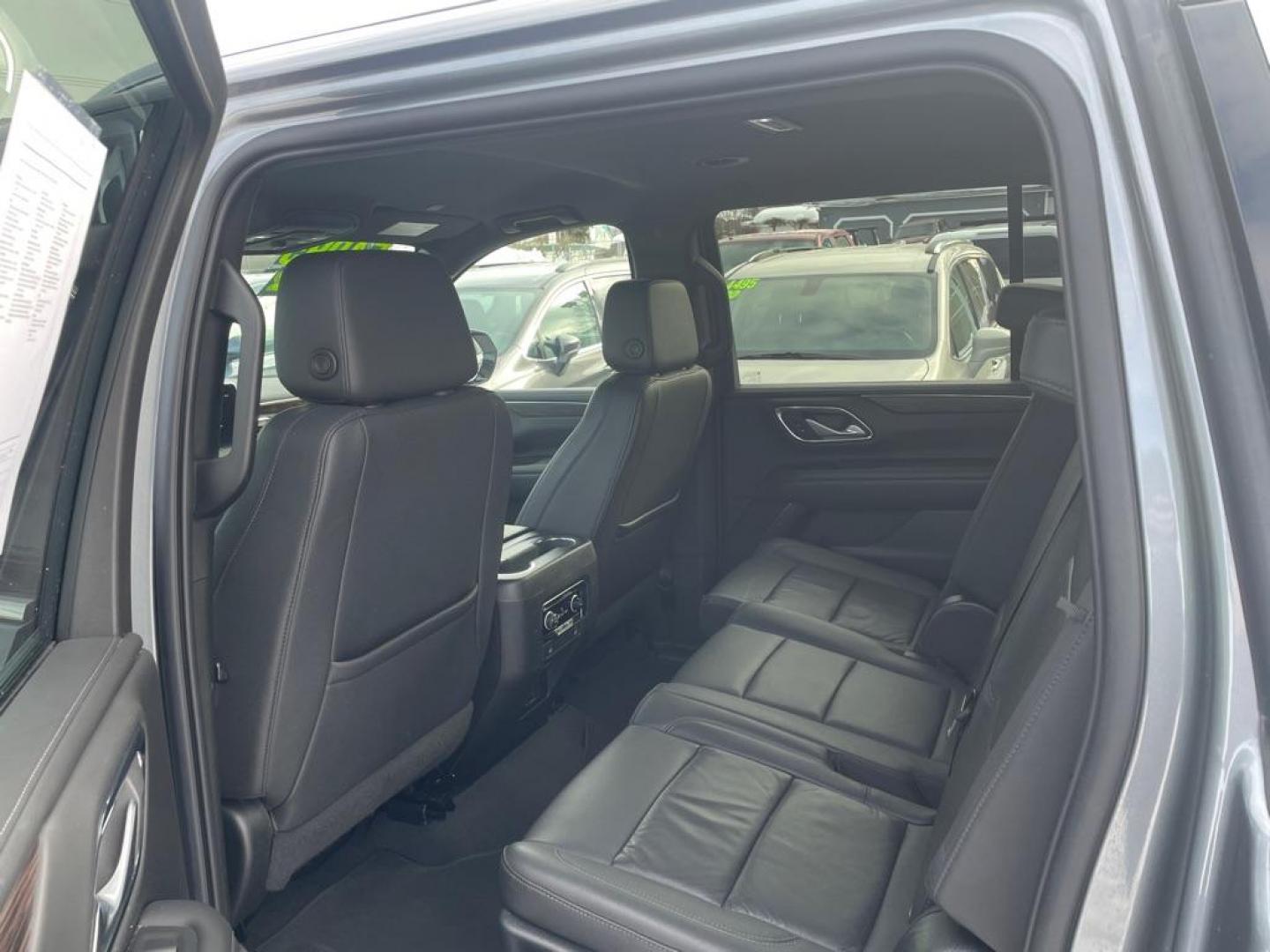 2022 SILVER CHEVROLET SUBURBAN 1500 LT (1GNSKCKD7NR) with an 5.3L engine, Automatic transmission, located at 929 East 8th Ave, Anchorage, AK, 99501, (907) 274-2277, 61.214783, -149.866074 - Photo#3