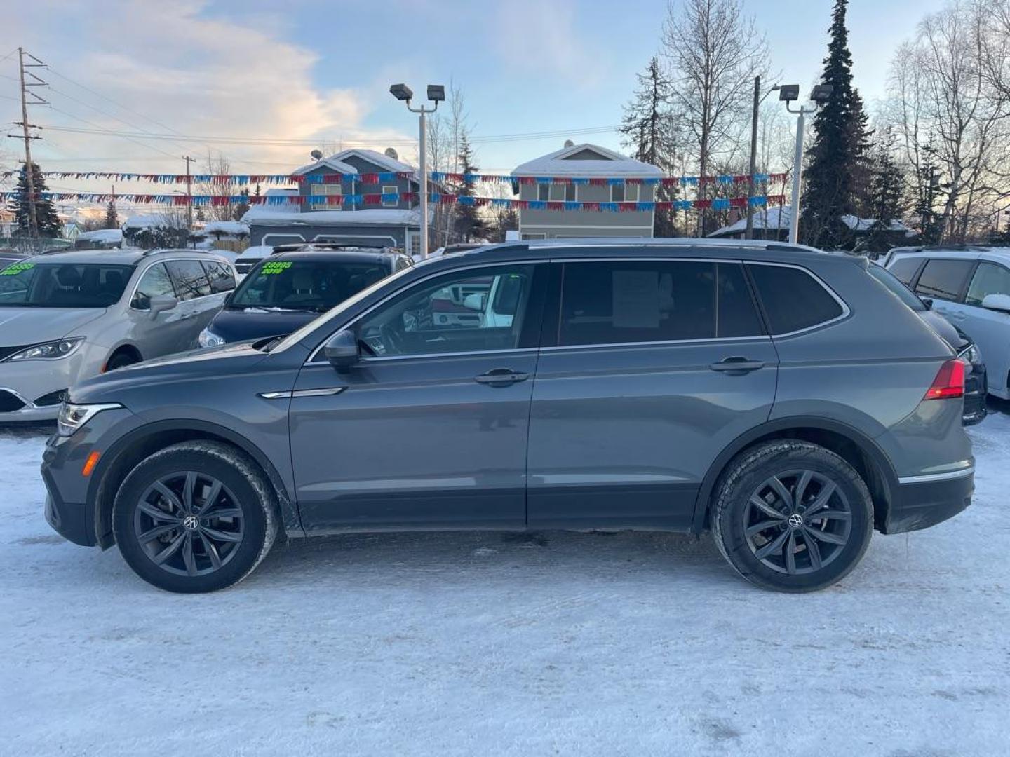 2022 GRAY VOLKSWAGEN TIGUAN SE (3VV2B7AX2NM) with an 2.0L engine, Automatic transmission, located at 929 East 8th Ave, Anchorage, AK, 99501, (907) 274-2277, 61.214783, -149.866074 - Photo#1