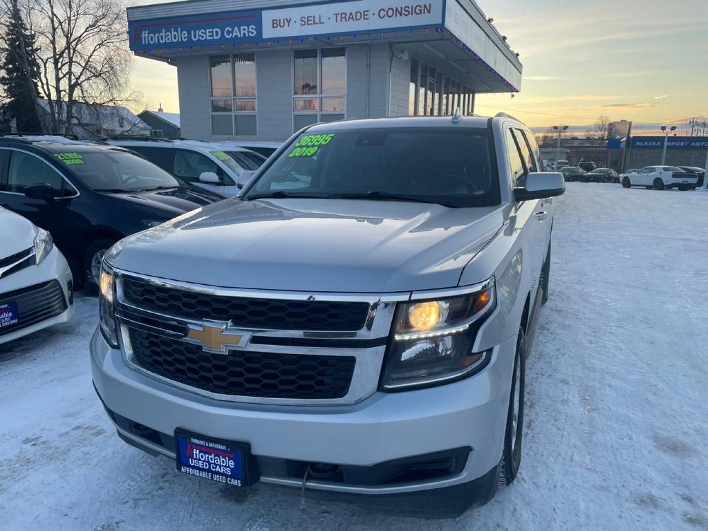 2019 SILVER CHEVROLET SUBURBAN 1500 LT (1GNSKHKC7KR) with an 5.3L engine, Automatic transmission, located at 929 East 8th Ave, Anchorage, AK, 99501, (907) 274-2277, 61.214783, -149.866074 - Photo#0