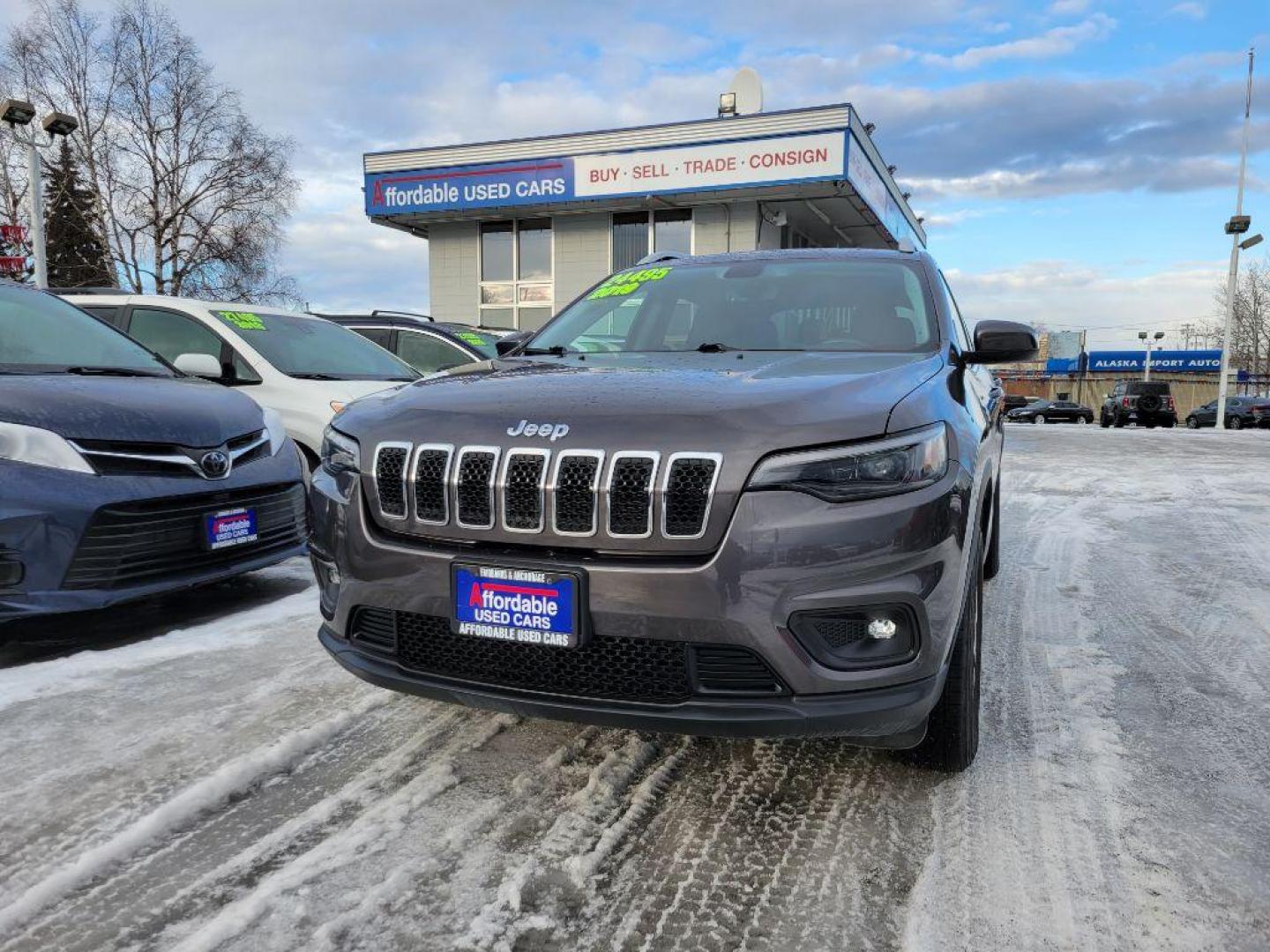 2019 GRAY JEEP CHEROKEE LATITUDE PLUS (1C4PJMLB1KD) with an 2.4L engine, Automatic transmission, located at 929 East 8th Ave, Anchorage, AK, 99501, (907) 274-2277, 61.214783, -149.866074 - Photo#0