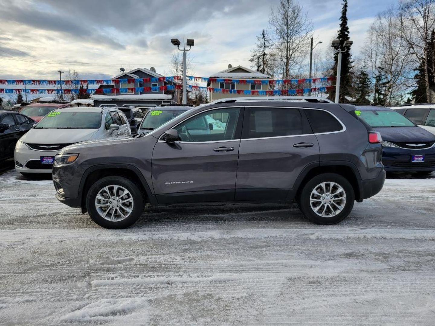 2019 GRAY JEEP CHEROKEE LATITUDE PLUS (1C4PJMLB1KD) with an 2.4L engine, Automatic transmission, located at 929 East 8th Ave, Anchorage, AK, 99501, (907) 274-2277, 61.214783, -149.866074 - Photo#3