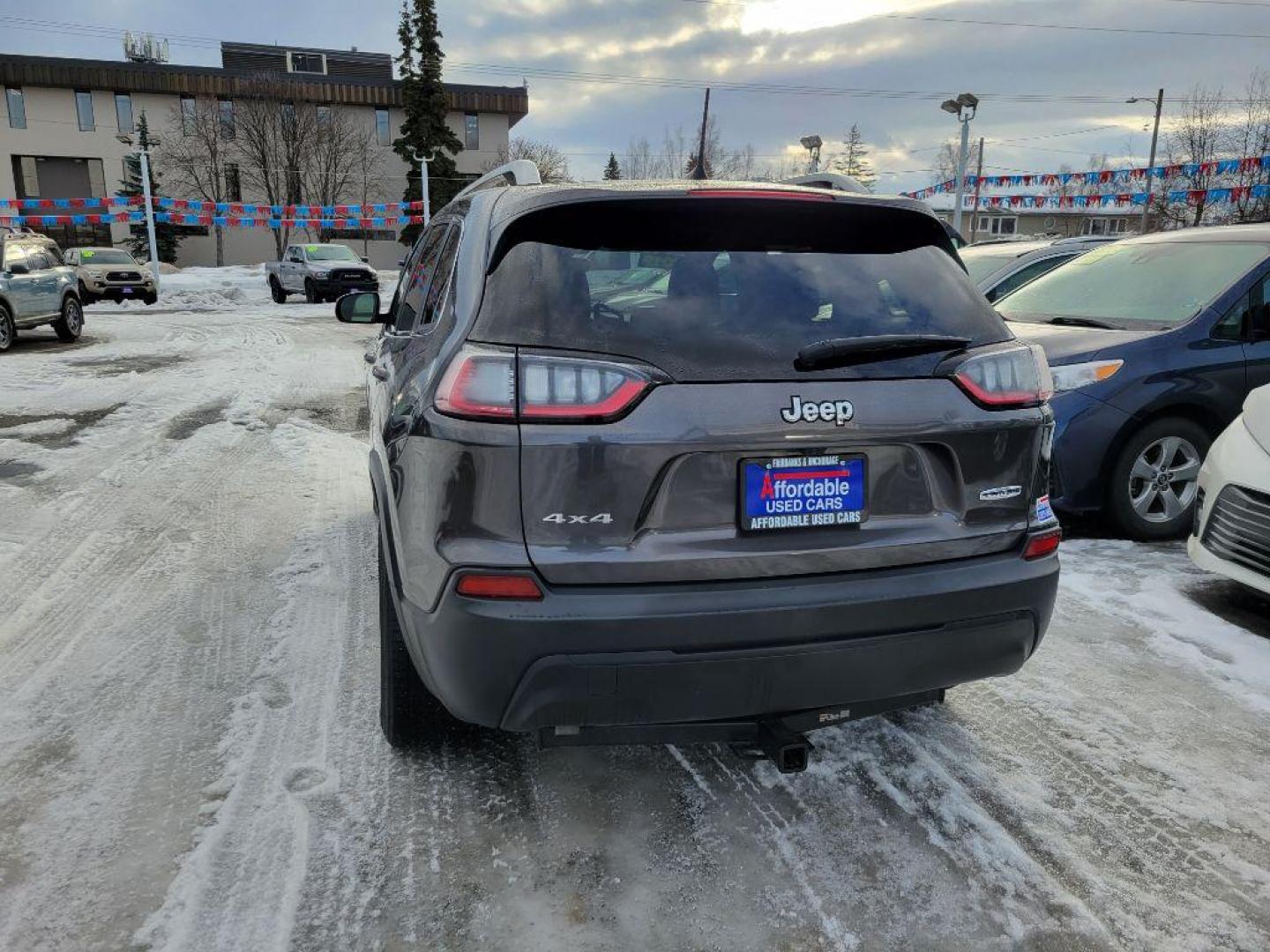 2019 GRAY JEEP CHEROKEE LATITUDE PLUS (1C4PJMLB1KD) with an 2.4L engine, Automatic transmission, located at 929 East 8th Ave, Anchorage, AK, 99501, (907) 274-2277, 61.214783, -149.866074 - Photo#1