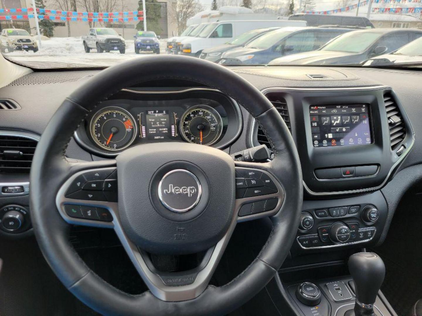 2019 GRAY JEEP CHEROKEE LATITUDE PLUS (1C4PJMLB1KD) with an 2.4L engine, Automatic transmission, located at 929 East 8th Ave, Anchorage, AK, 99501, (907) 274-2277, 61.214783, -149.866074 - Photo#4