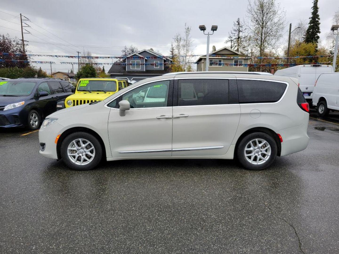 2020 CREAM CHRYSLER PACIFICA TOURING L (2C4RC1BG5LR) with an 3.6L engine, Automatic transmission, located at 929 East 8th Ave, Anchorage, AK, 99501, (907) 274-2277, 61.214783, -149.866074 - Photo#1