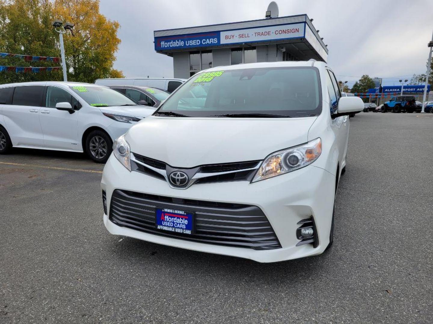 2018 WHITE TOYOTA SIENNA XLE XLE (5TDYZ3DC2JS) with an 3.5L engine, Automatic transmission, located at 929 East 8th Ave, Anchorage, AK, 99501, (907) 274-2277, 61.214783, -149.866074 - Photo#0