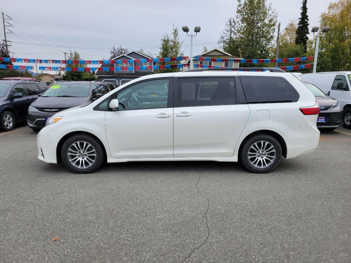 2018 WHITE TOYOTA SIENNA XLE XLE (5TDYZ3DC2JS) with an 3.5L engine, Automatic transmission, located at 929 East 8th Ave, Anchorage, AK, 99501, (907) 274-2277, 61.214783, -149.866074 - Photo#1