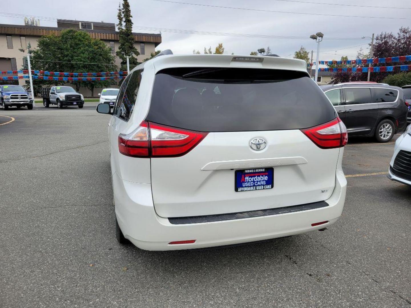 2018 WHITE TOYOTA SIENNA XLE XLE (5TDYZ3DC2JS) with an 3.5L engine, Automatic transmission, located at 929 East 8th Ave, Anchorage, AK, 99501, (907) 274-2277, 61.214783, -149.866074 - Photo#2