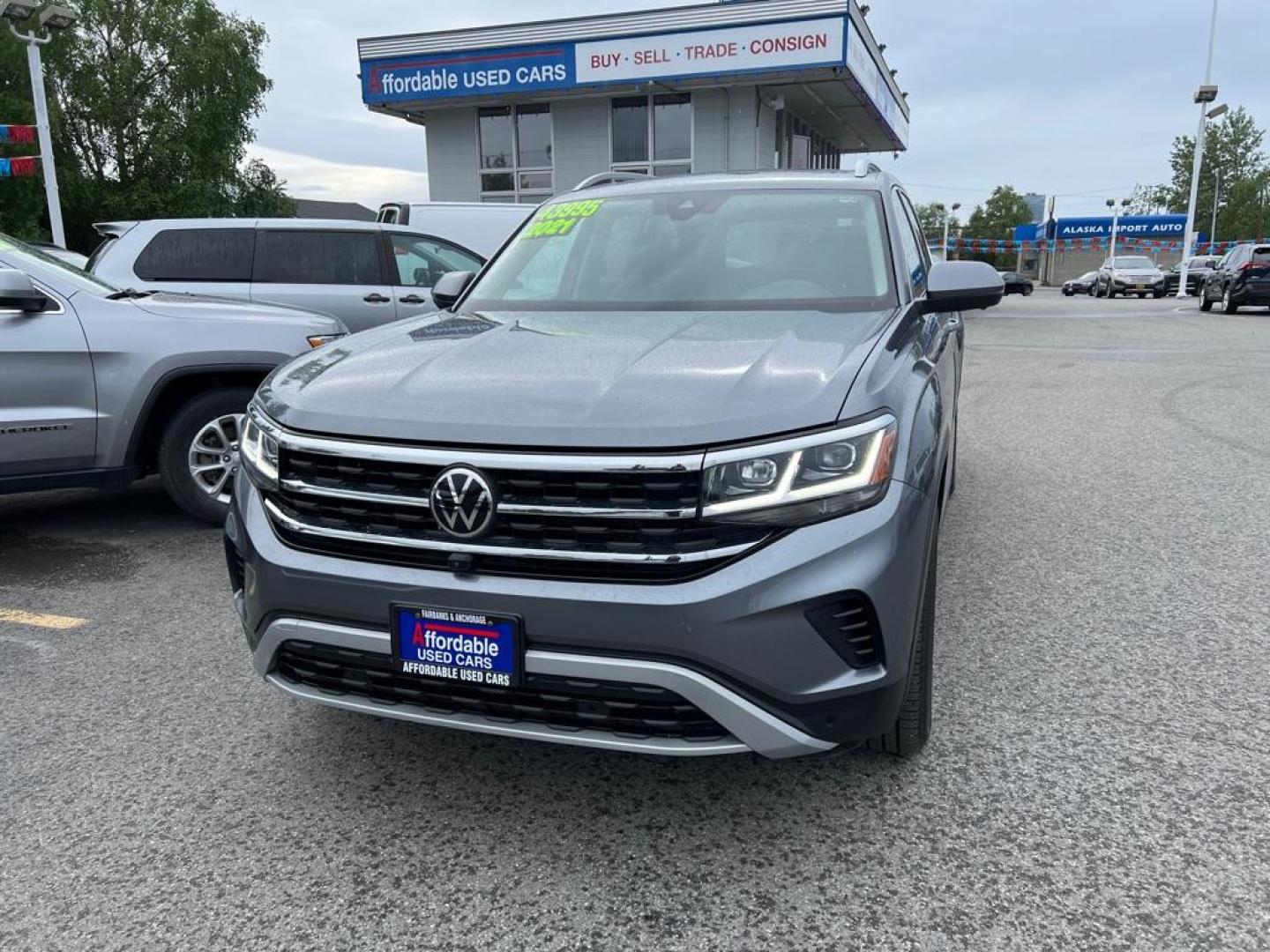 2021 GRAY VOLKSWAGEN ATLAS SEL PREMIUM (1V2TR2CA8MC) with an 3.6L engine, Automatic transmission, located at 929 East 8th Ave, Anchorage, AK, 99501, (907) 274-2277, 61.214783, -149.866074 - Photo#0