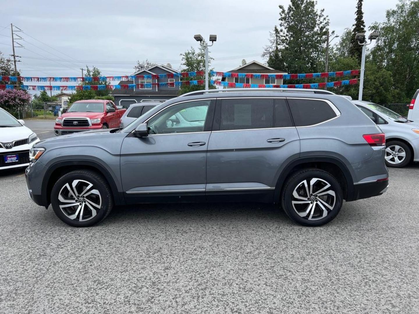 2021 GRAY VOLKSWAGEN ATLAS SEL PREMIUM (1V2TR2CA8MC) with an 3.6L engine, Automatic transmission, located at 929 East 8th Ave, Anchorage, AK, 99501, (907) 274-2277, 61.214783, -149.866074 - Photo#1